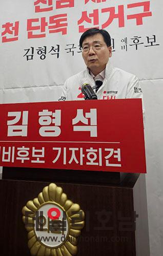 비분강개한 김형석 예비후보가 언론인들의 질문에 답하고 있다 서한초 기자