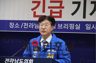 천경배 예비후보는 지난 4일 전남도의회에서 최근 백주 대낮에 서삼석 의원 사무실 앞에서 추태를 보인 만큼 두 후보에 대해서 중앙당 차원의 감찰을 요구하는 기자회견을 가졌다 천경배 선거사무소 제공