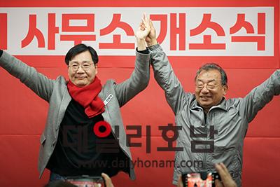 이날 개소식에는 순천광양구례곡성을 지역구에 출마한 이정현 예비후보가 직접 참석해 김형석 후보의 선전을 기원하고 함께 국회에 입성하자며 만세를 부르고 있다 김형석 선거사무소 제공