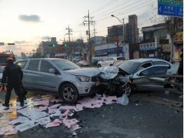 화순서 차량 충돌…빗길 급커브 도로에서 사고 기사 이미지