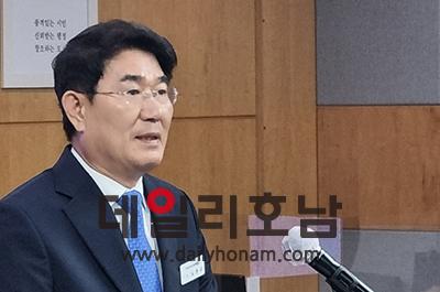 이날 노관규 시장은 독수독과론을 제기하며 전남도 행태를 꼬집었다 향후 누군가는 감사나 형사처벌 등 책임져야 할 시기가 되면 책임을 져야 할 것이다고 말했다 서한초 기자